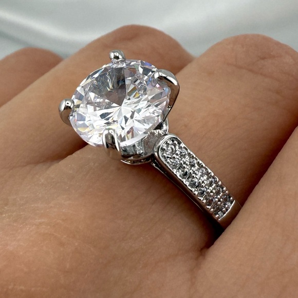 The Unbranded Brand Jewelry - Silver Crystal Engagement-Style Ring – Sparkling Statement Jewelry